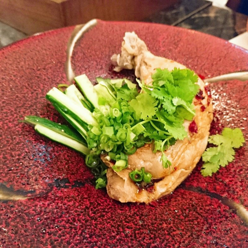 よだれ鶏 パクチーのせ(和牛炭焼き日本酒バル LUMP)