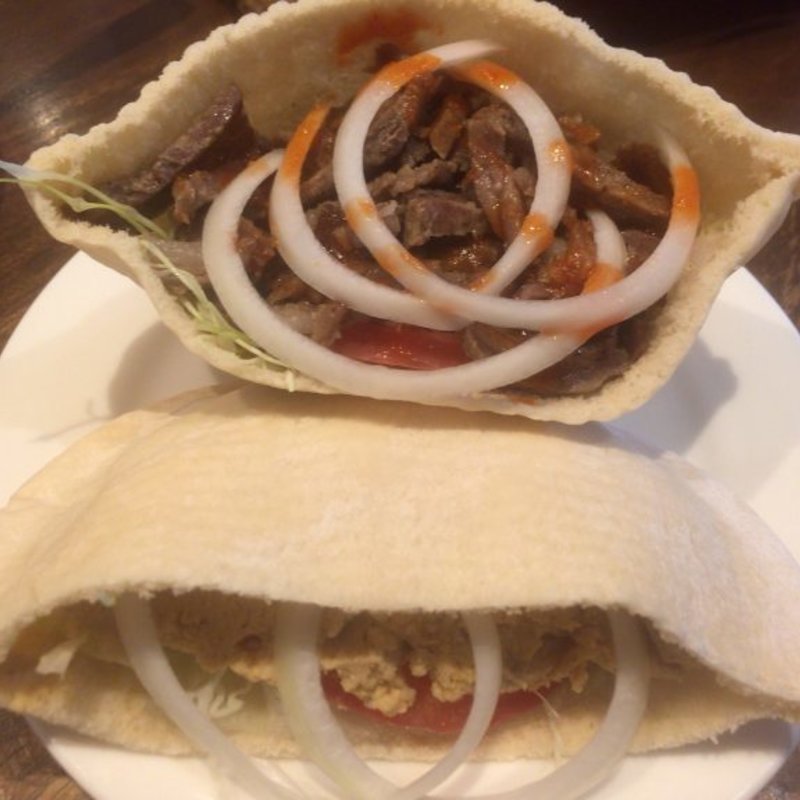 ケバブサンドとヒヨコ豆のサンド(トルコ ロカンタ ケレベッキ )