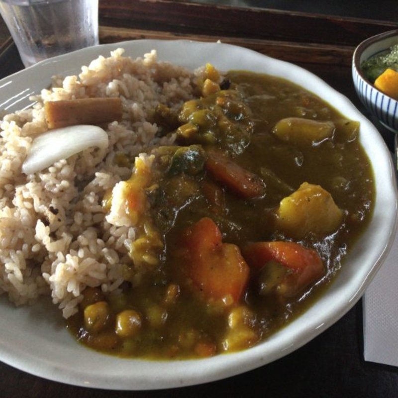 さとうきびご飯のベジタリアンカレー(山の茶屋 楽水 （らくすい）)
