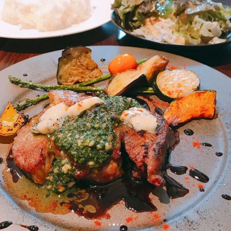 グリルポークのパセリとブルーチーズソース(カフェ BAMBOOHOUSE)