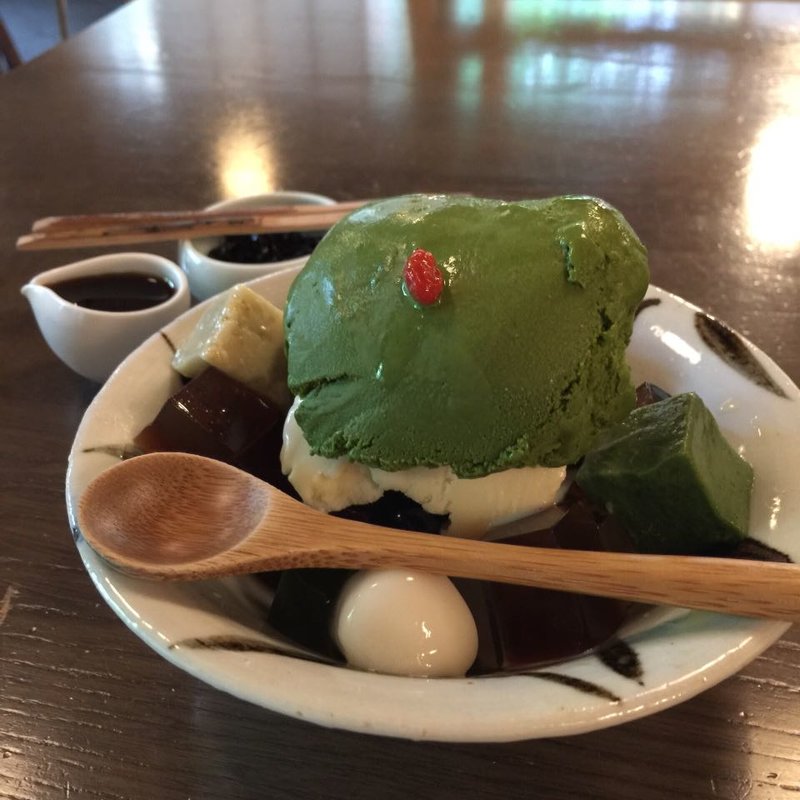 抹茶クリームあんみつ(韻松亭)