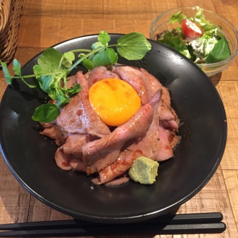 ローストビーフ丼(モツビストロ天神ホルモン KITTE博多店)