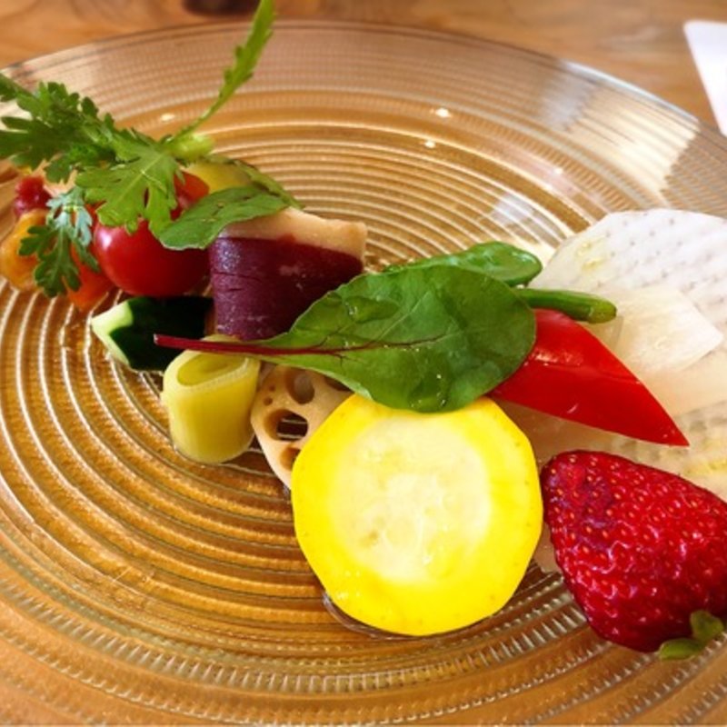 15品目のサラダ前菜(5+ （チンクエピュー）)