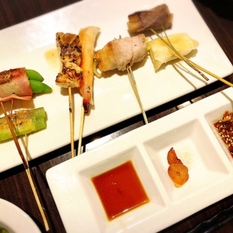 種の串焼き・・・スナップエンドウのベーコン巻き・蕗の湯葉巻き・貝柱・エビの春巻き・キャベツの豚肉巻き・ポテトの春巻き・牛ゴボウ巻き(千里の菫)