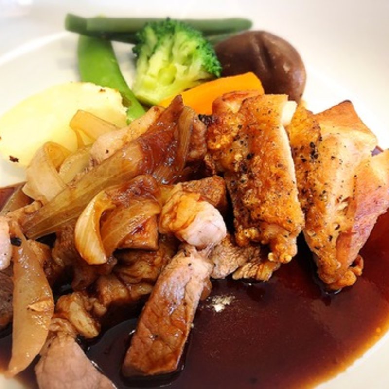 グリルチキンとポークソテー(ビストロ ヴェルジュ)