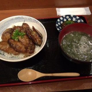 まぐろのほほ肉の照り焼き丼(田中水産　マグロ部)