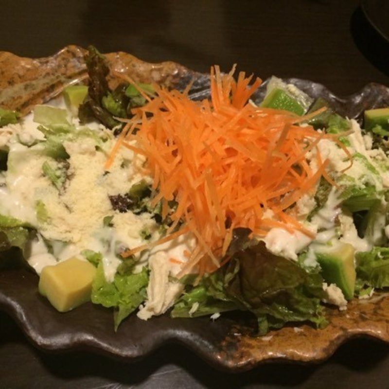 蒸し鶏とアボカドのシーザーサラダ(大山鶏と完全個室 時雨邸 藤枝駅前店)