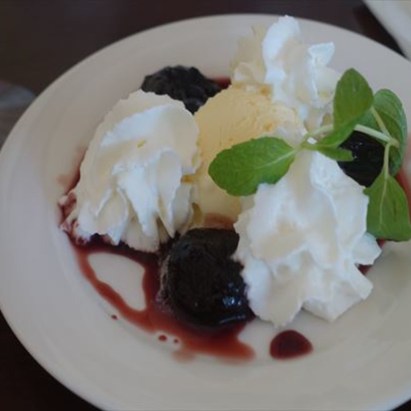 プルーンの赤ワイン煮添えアイスクリーム(restaurante ARAGON （レストラン アラゴン）)