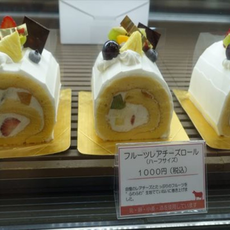 フルーツレアチーズロール（ハーフサイズ）(チーズケーキ専門店チーズケーキファーム )