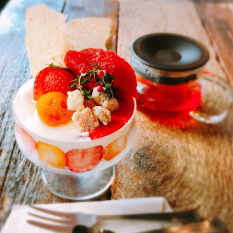 苺と完熟金柑のクリスマスパフェ(コトカフェ)