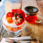 苺と完熟金柑のクリスマスパフェ(コトカフェ)