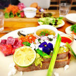 スマッシュアボカドトースト(METoA Cafe ＆ Kitchen)