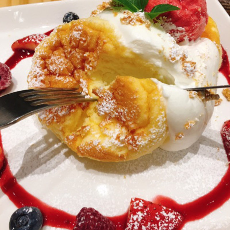 ふわふわスフレパンケーキ　ストロベリー・ベリー(CHEZ MADU越谷レイクタウン店)