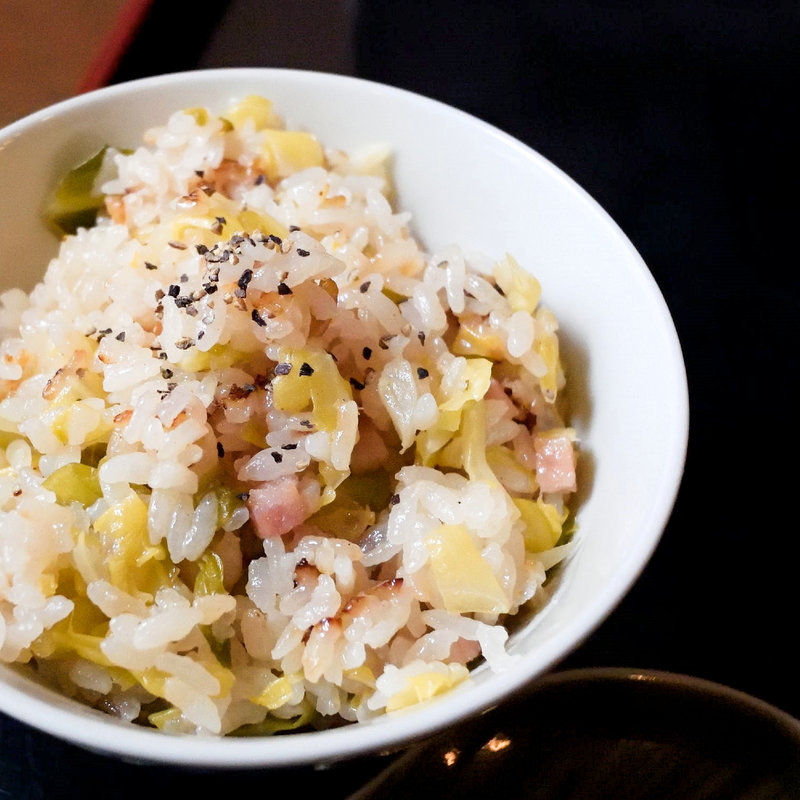 本日のご飯：ベーコンと春キャベツの炊込み御飯(しんぺいうどん )