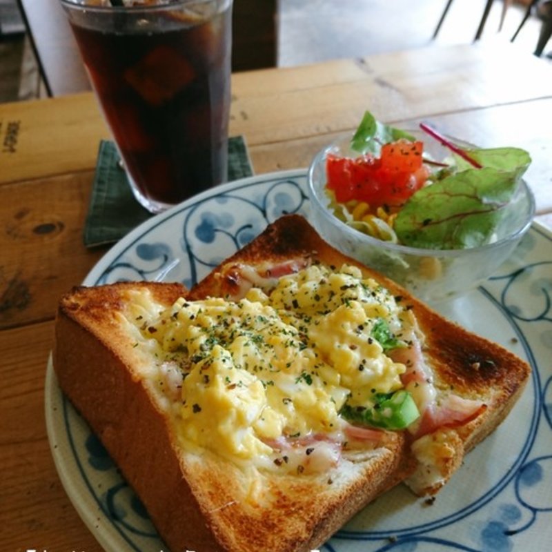 タマゴフィリングとベーコンのチーズトースト(GLOBE MOUNTAIN COFFEE)