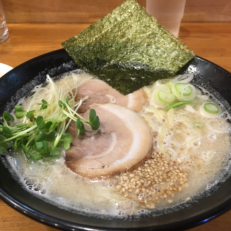  能登山流豚骨ラーメン「白」味濃いめ(らーめん能登山 辻堂別館)