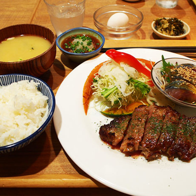 サーロインステーキ＋胡麻鯖定食　（デザート付き）(いっかく食堂 天神店)