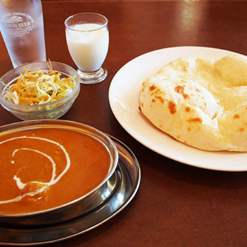 チキンカレー・ナン・ミニラッシー・サラダのセット(パンジャビ)