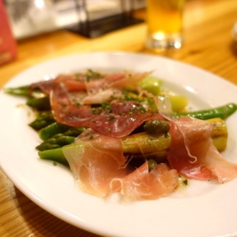 焼きアスパラ焦がしバターソース生ハム添え(Aroma Canoro)