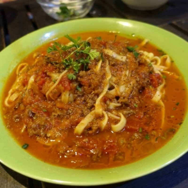 粗挽き牛肉のボロネーゼ(石窯屋台食堂 ヴィッコロ)