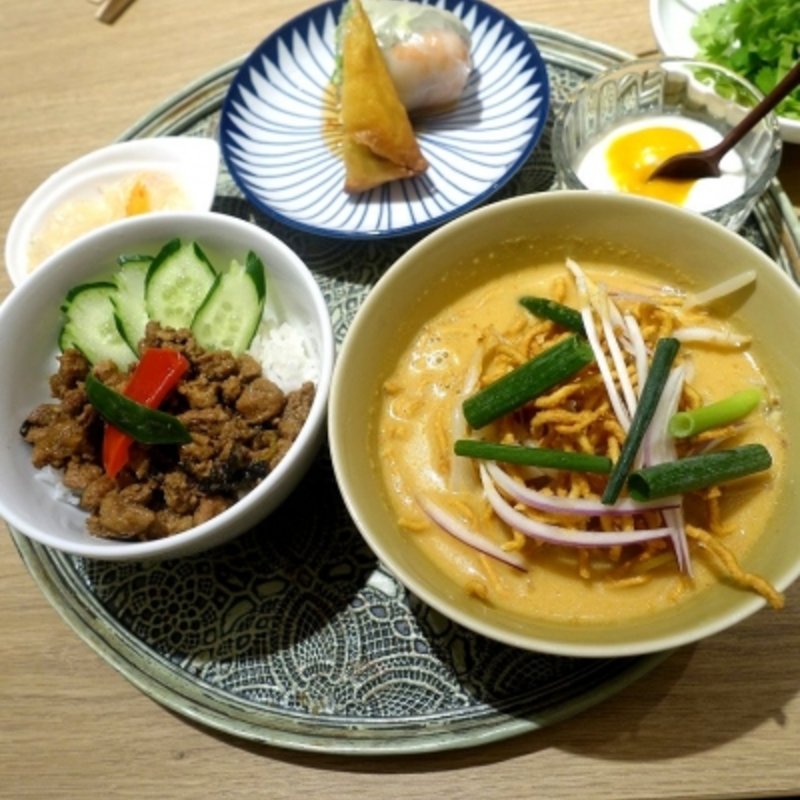 豚挽肉のガパオライスと揚げ麺のせカレーヌードルセット(Rice people, Nice people! 名古屋)