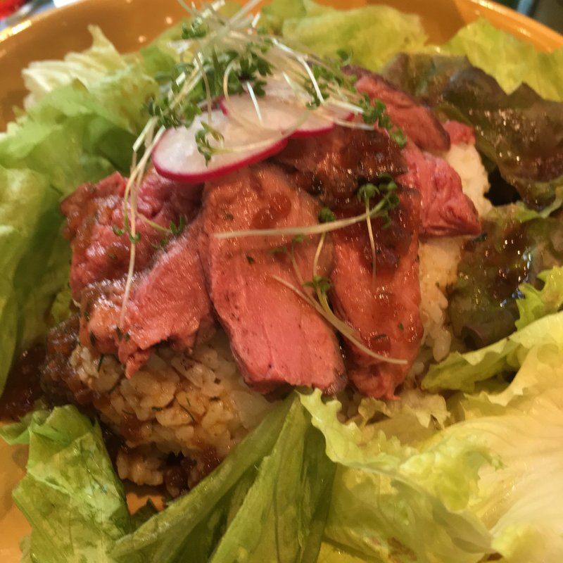 ローストビーフ丼(青山フラワーマーケットティーハウス赤坂Bizタワー店)