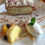 紅茶のケーキ(プラッフィー カフェ)