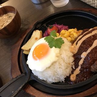 自家製ハンバーグの鉄板ロコモコ(hole hole cafe＆diner 新宿東口)
