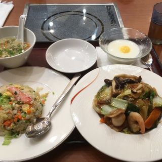 ハーフ麺＆ハーフ蟹チャーハン（五目焼きそば）(中華旬彩料理・火鍋 聚)