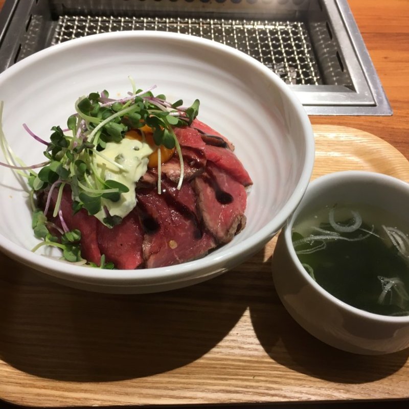 【30食限定】ローストビーフ丼ランチ《サラダバー＆ライス食べ放題付》(焼肉ダイニング GYUBEI 新宿ミロード店)