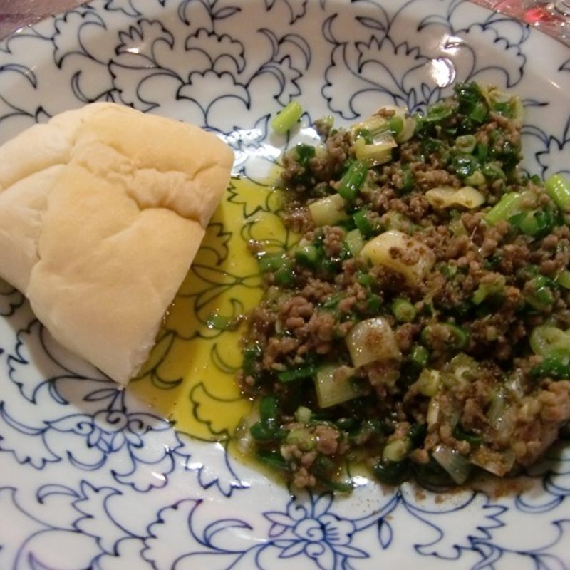 ネギまみれの肉キーマを柔らかい白パンに挟んで(カレー&スパイス創作料理 ラヴィリンス)