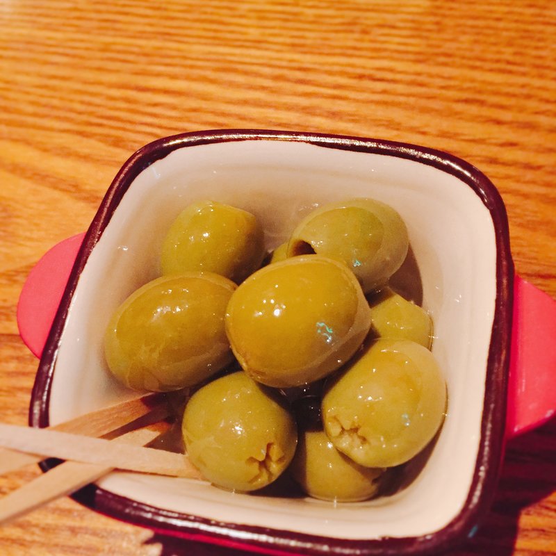 オリーブオイル、ワインビネガー、オレンジ、ローズマリーに漬込んだオリーブ(ラ コシーナ デル クアトロ)