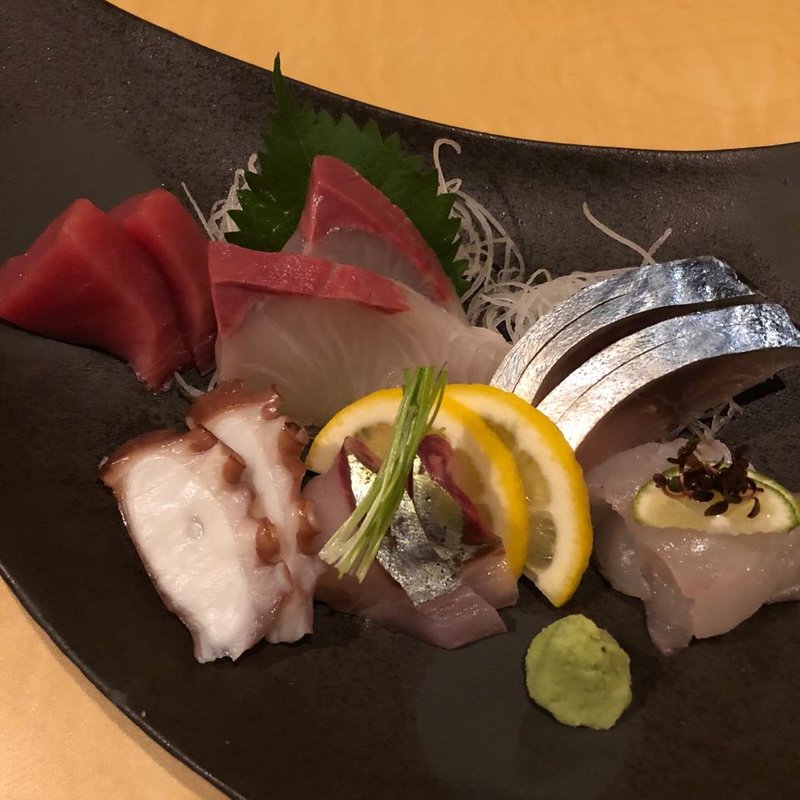 刺身の盛り合わせ(とらのにうりや)