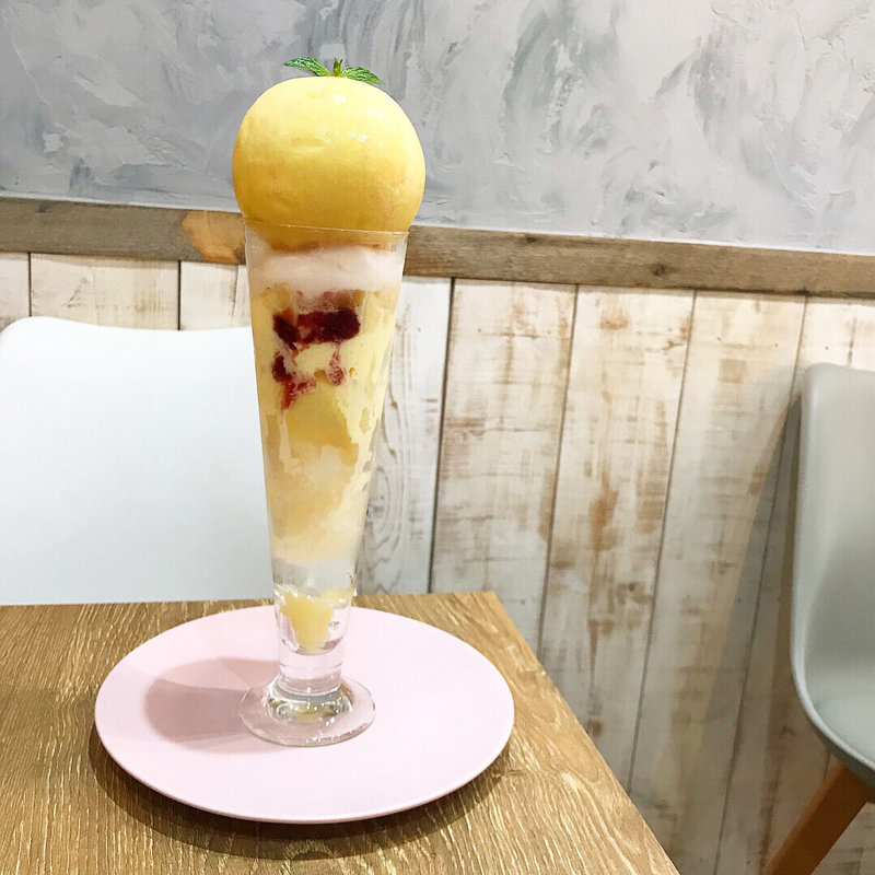 桃パフェ(Cafe de Peru)
