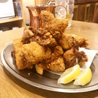 唐揚げ(餃子と唐揚げの酒場。しんちゃん アメ村店)
