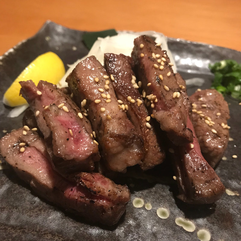 極厚 牛タン炭火焼き(なんくるないさー西八王子店【モツ鍋、深夜営業始めました】)
