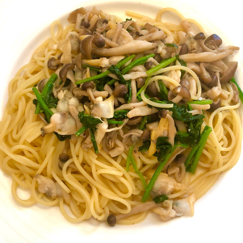 アサリとほうれん草としめじのバターソース(スパザウルス - パスタ)