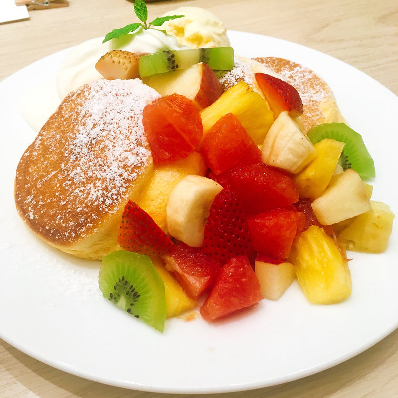 季節のフレッシュフルーツパンケーキ(幸せのパンケーキ 金沢 FORUS店)
