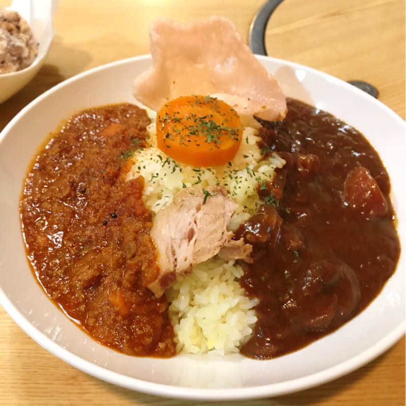 地獄キーマカレーとジャパンカレーのハーフ&ハーフ(ナマステ堂 カレーワールド)