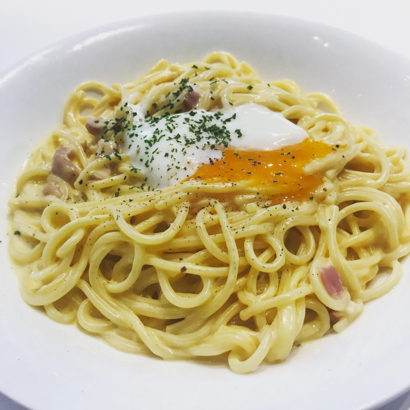 濃厚カルボナーラ半熟卵のせ(スキップキッズ)