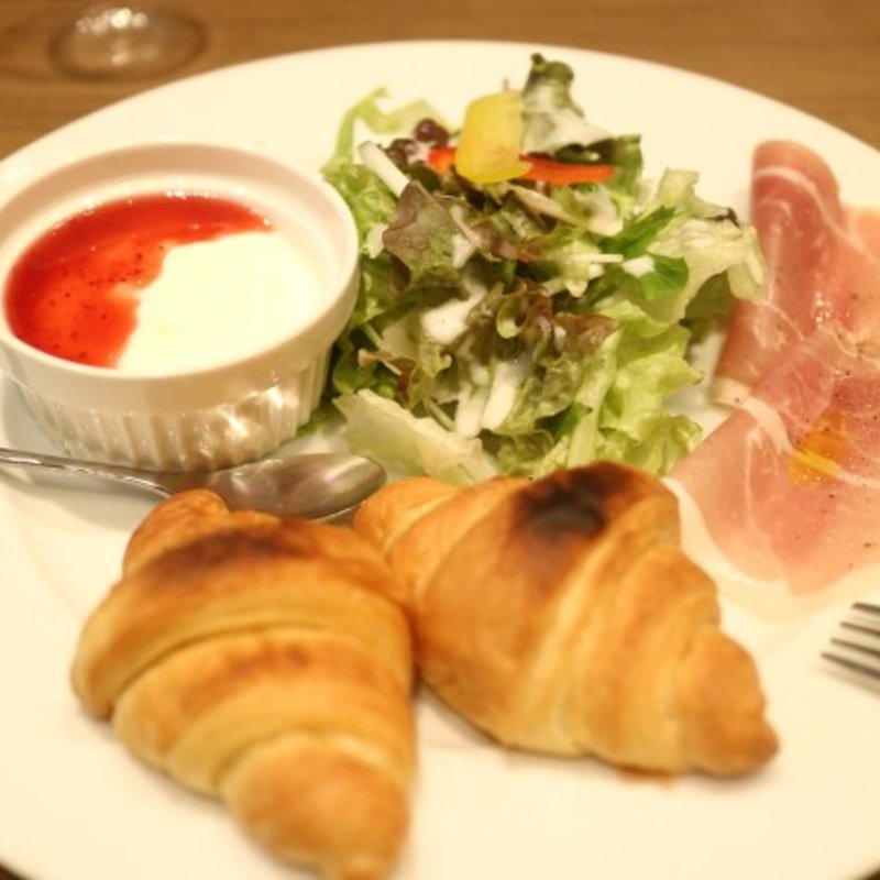 クロワッサンのモーニングセット(World Wine Bar by Pieroth)