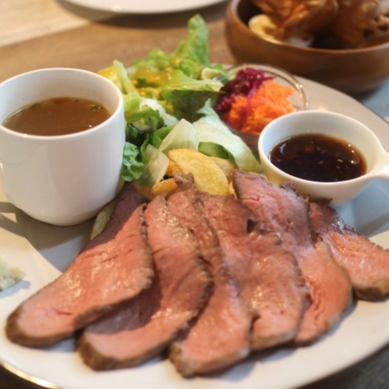 低温仕上げの特製ローストビーフプレート(cafe diner pop★over 金シャチ横丁店)