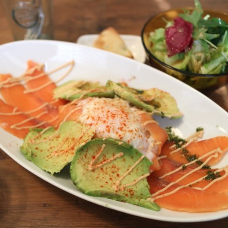 アボカドとサーモンのごはん(eric-life)