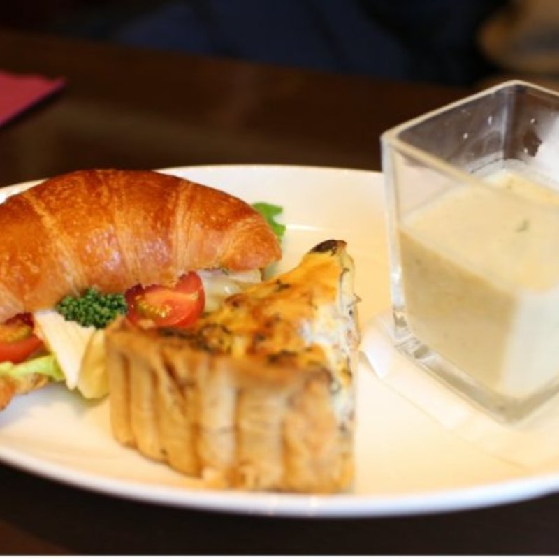 ハムと卵のクロワッサンサンドイッチランチ(レニエ)