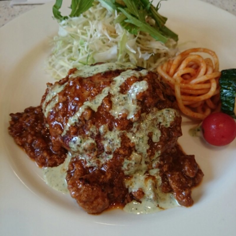 バジルクリームとミートソースのハンバーグ(榎本ハンバーグ研究所 西ヶ原店)