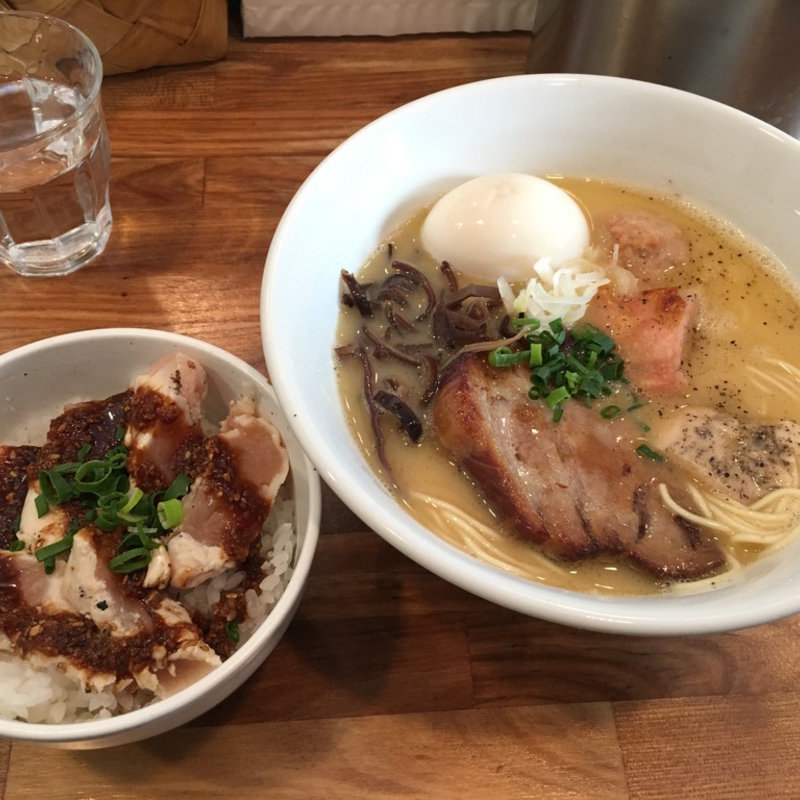 博多水炊きラーメン(博多水炊きらーめん うかんむり )