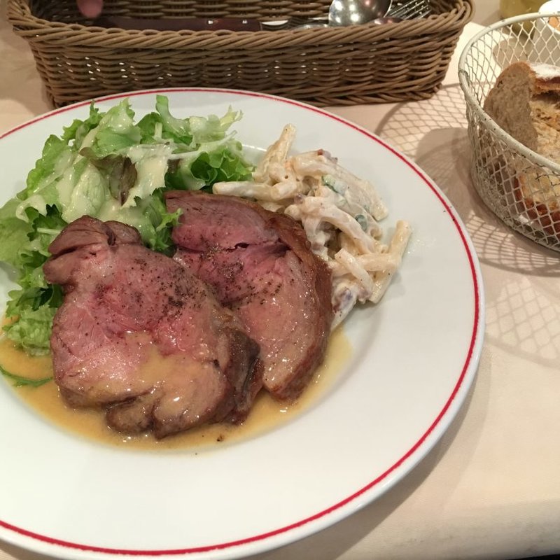 仔羊ローストランチ(パリのワイン食堂)