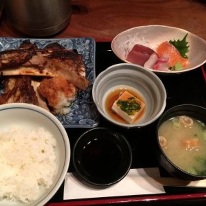 鮪カマ焼き(小)と刺身定食