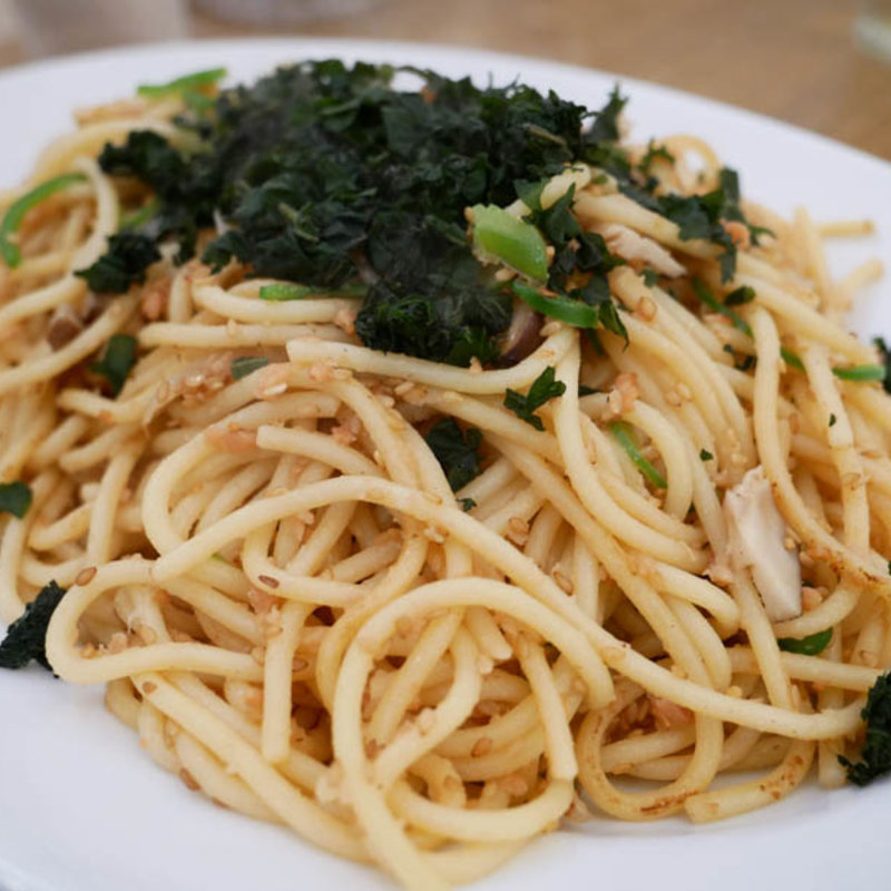 青しそのせ塩味の焼きスパゲティ「ごま鮭」（ランチタイムセット）(柳島カフェ)