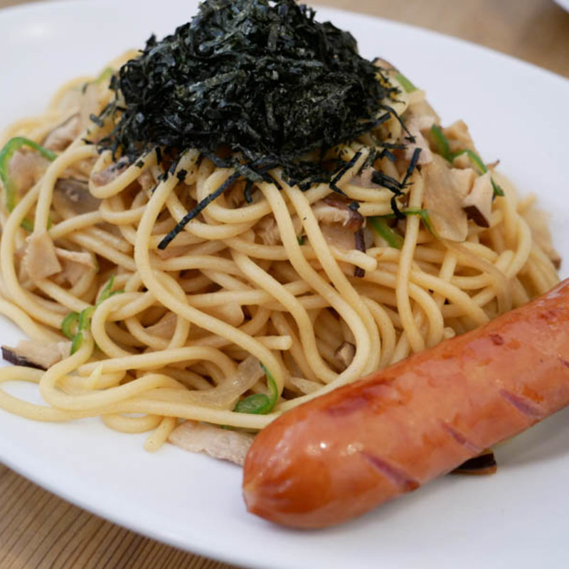 きざみのりたっぷりな焼きスパゲティ「醤油バター」（ランチタイムセット）(柳島カフェ)